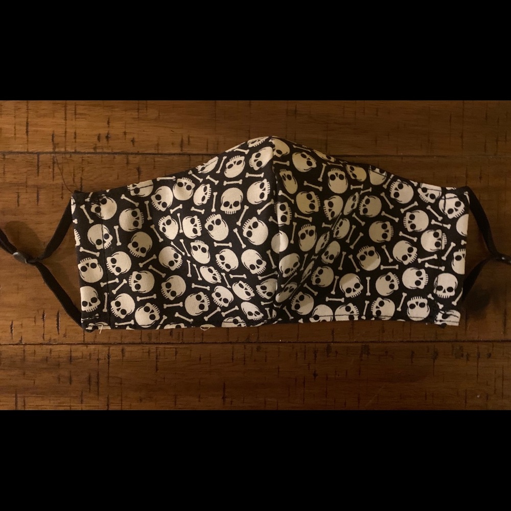 Fitted skull mask with filter pocket